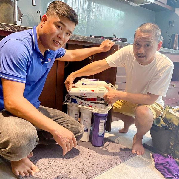 nghe-si-binh-trong-tin-tuong-su-dung-may-loc-nuoc-maxkim-cho-ca-gia-dinh